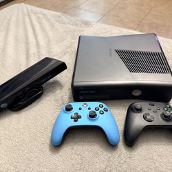 XBOX 360 MODEL 4319 & 2 WIRELESS CONTROLS $90