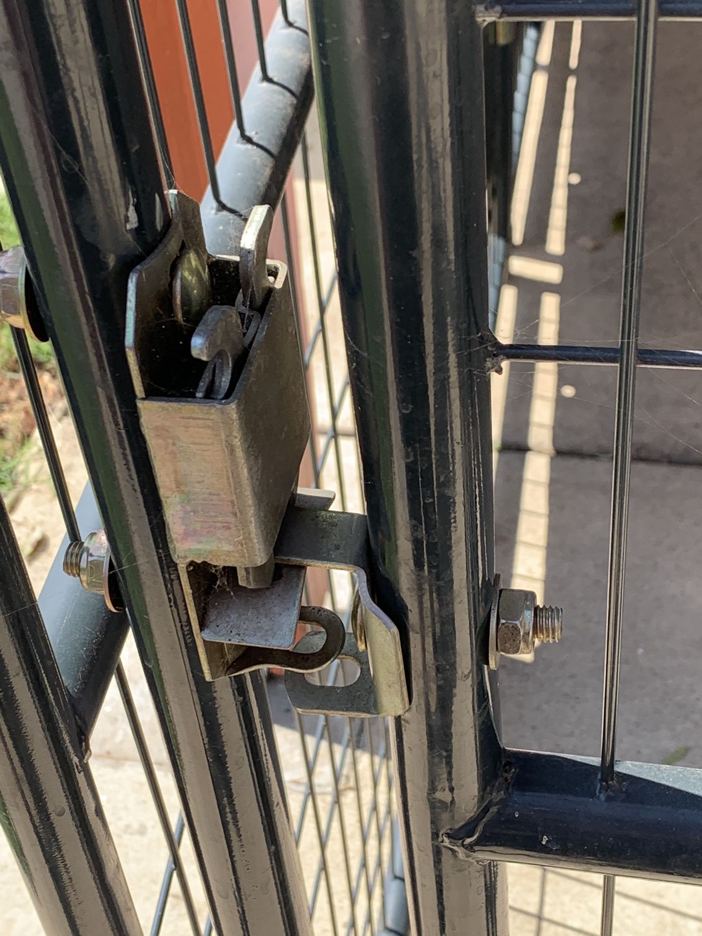 Retriever Lodge Expandable Dog Kennel Crate With Roof for Sale in