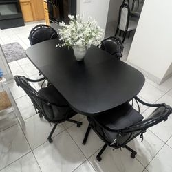 Dinning Table With 4 Wheelchairs 