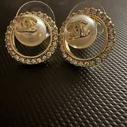 Glass Pearl Circle Rhinestone Halo Gold Plated Earrings 