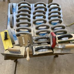 Set de 32 llanas nuevas $60  por todo el set baratas apártelas las tengo en el centro 