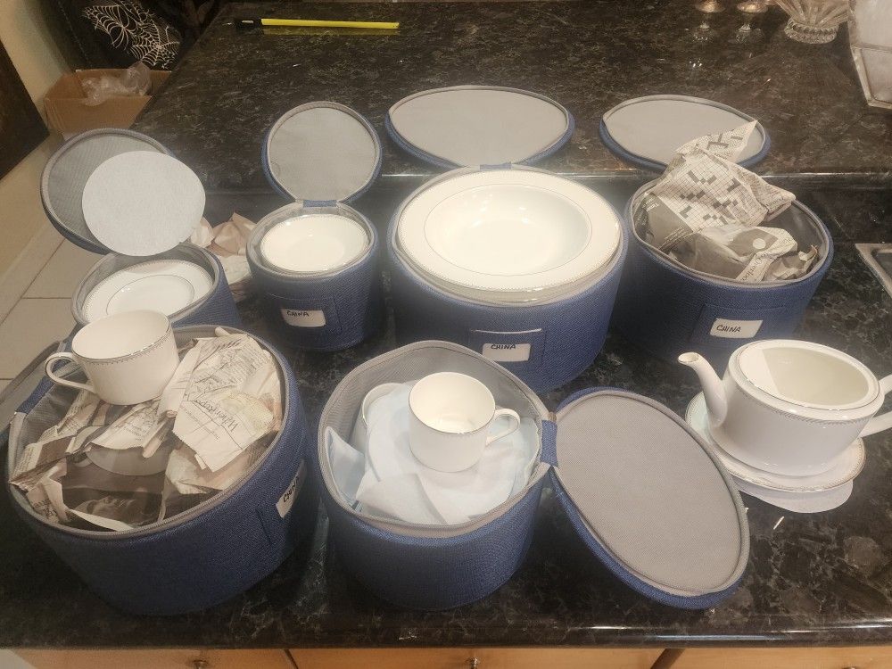 Wedgwood Vera Wang Grosgrain Bone China 76 Pieces