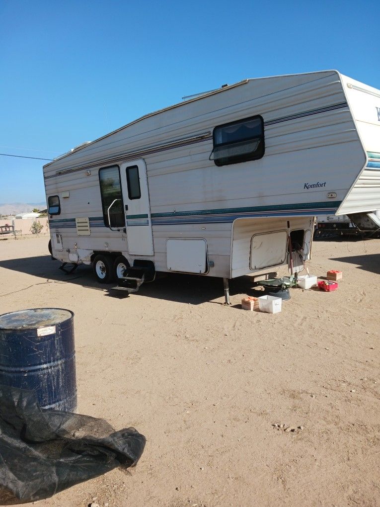1999 Comfort Fifth Wheel Trailer RV In Good Condition
