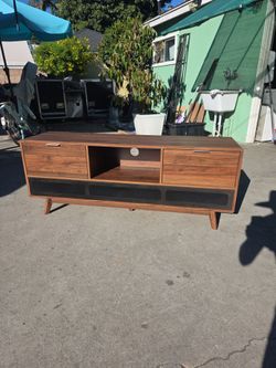 Koble Larsen Smart TV Stand