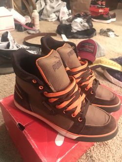 Rare vintage pair of pumas size 9 mens. From early 2000s i believez with Original box