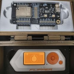Flipper Zero, Wifi Dev Board, Custom Case Running Momentum Firmware 