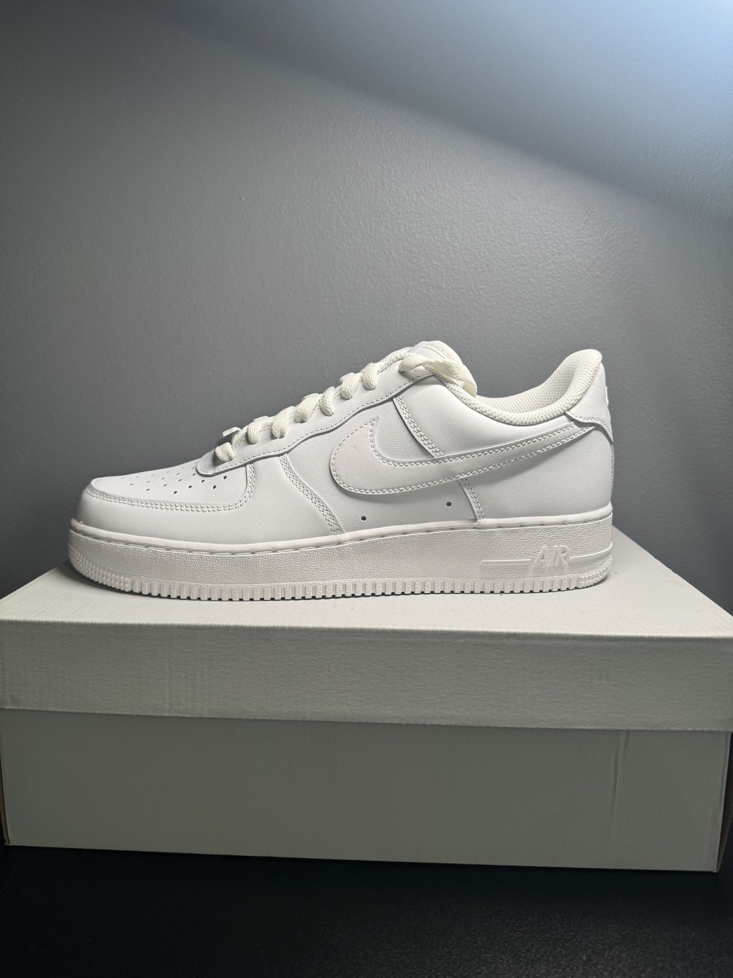 White air force 1s size 10.5
