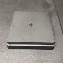 PLAYSTATION 4 