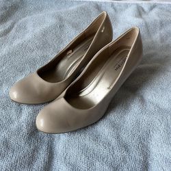 Comfort Plus by Predictions Nude Beige Pumps Closed Toe Short Stiletto Heels