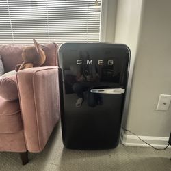 Smeg Retro FAB 5 Mini Refrigerator - 16" Authentic 50's Style - Made in Italy - FAB5ULBL3-1.5 cu. ft - Adjustable Shelves & LED Lighting – Left hinge 