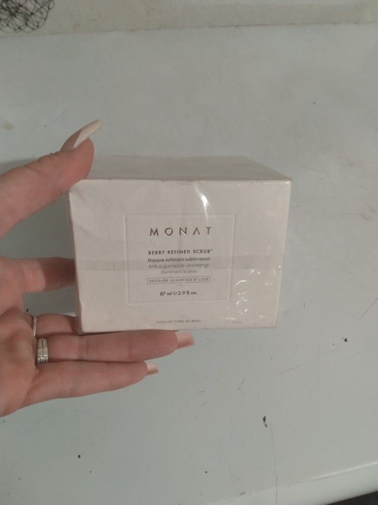 Monat Berry Refined Scrub
