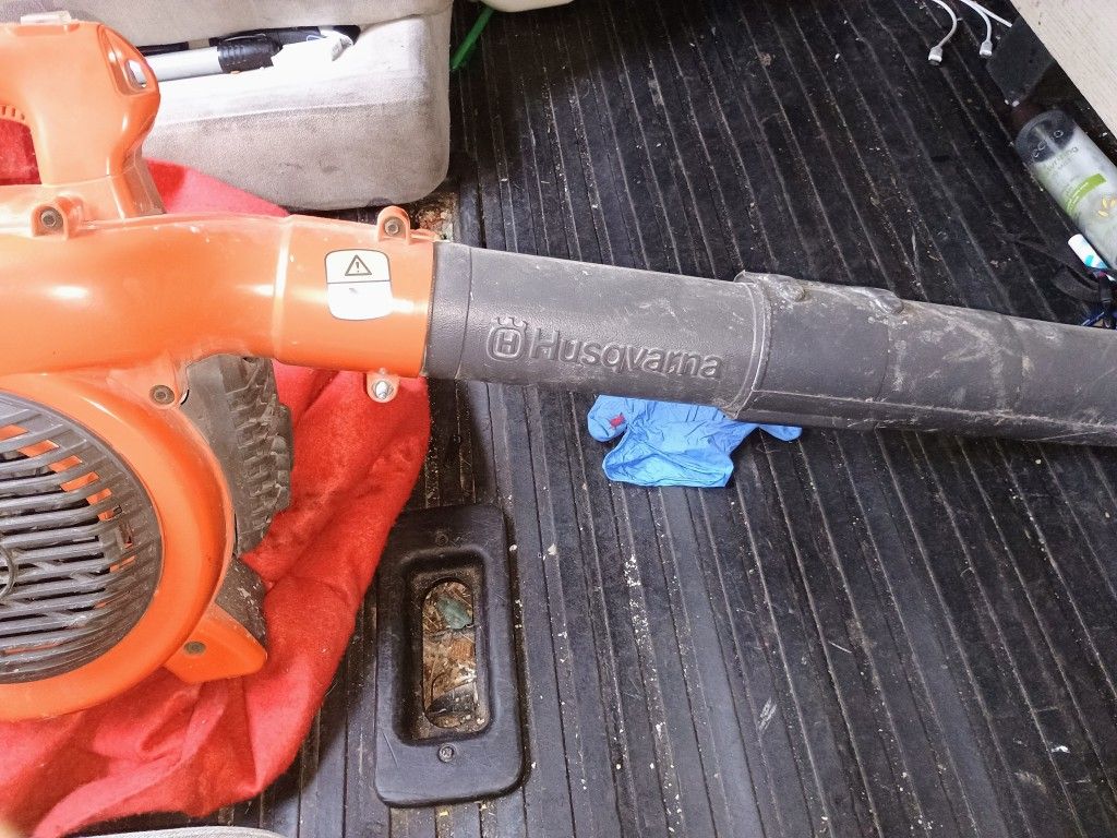 Husqvarna Blower! Near New. Great Condition!