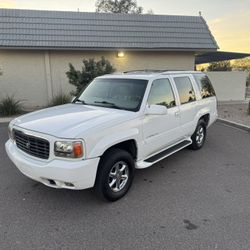 2000 Cadillac Escalde . Excellent Condition Only 130k Miles 