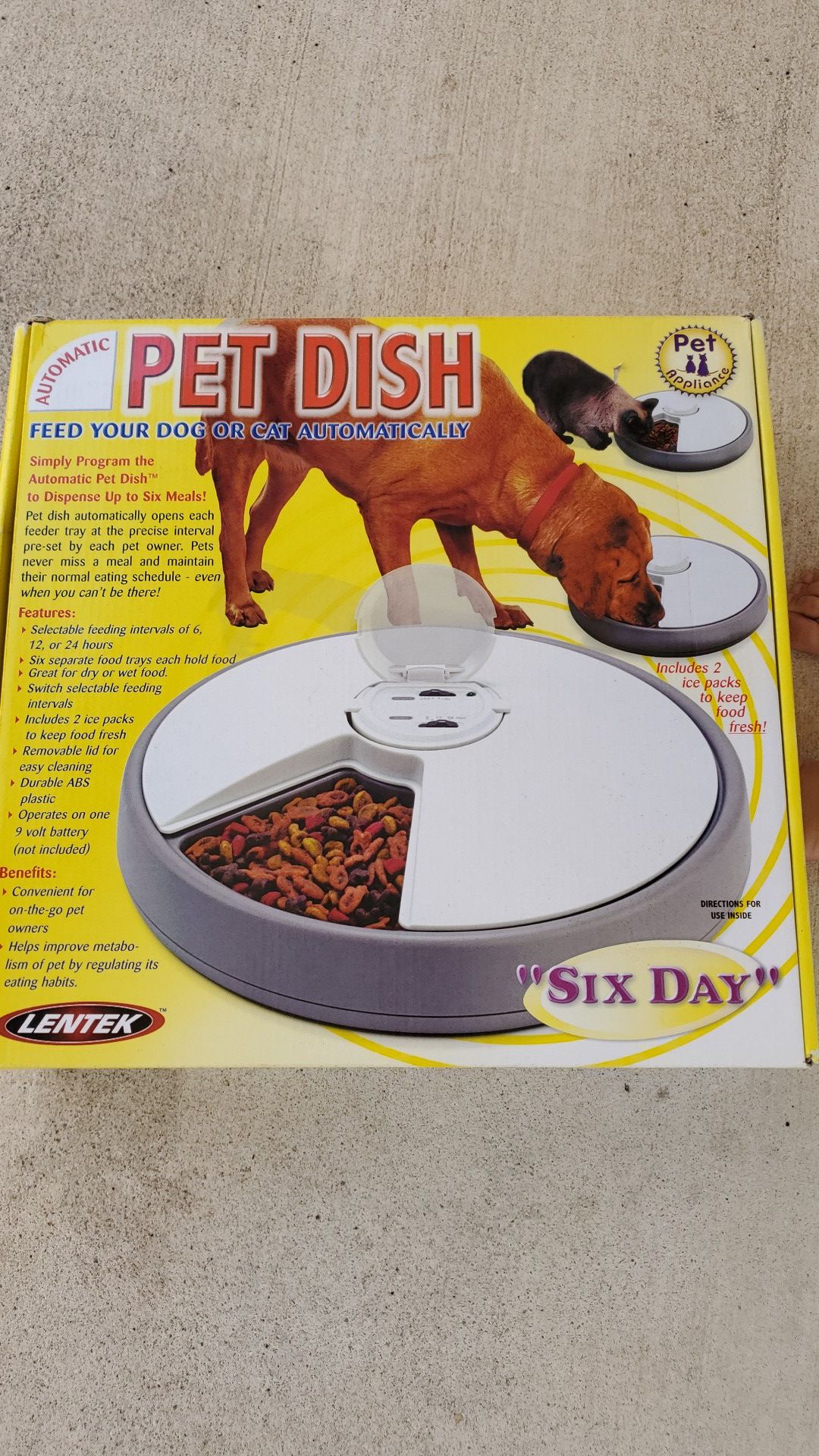 Automatic pet feeder 24 hours.