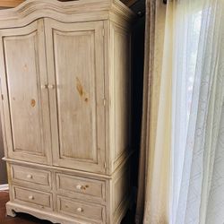 Beautiful Armoire G🤑🤑D DEAL!!