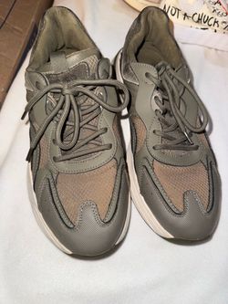 Men’s shoes 9.5