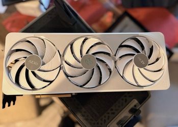 GIGABYTE AERO GeForce RTX 5070 Ti 16GB