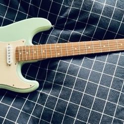Fender Squier Affinity Stratocaster Guitar w/Tremolo Bar & Strap