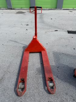 BT Pallet Jack – Needs Repair / Transpaleta BT para reparar