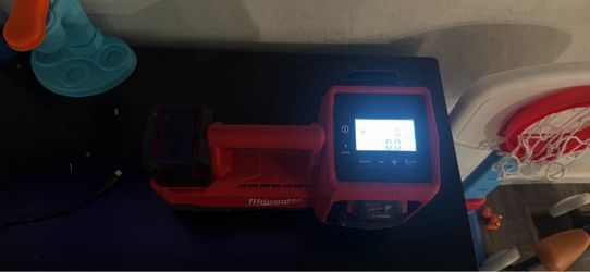 Milwaukee Digital Inflator with Battery