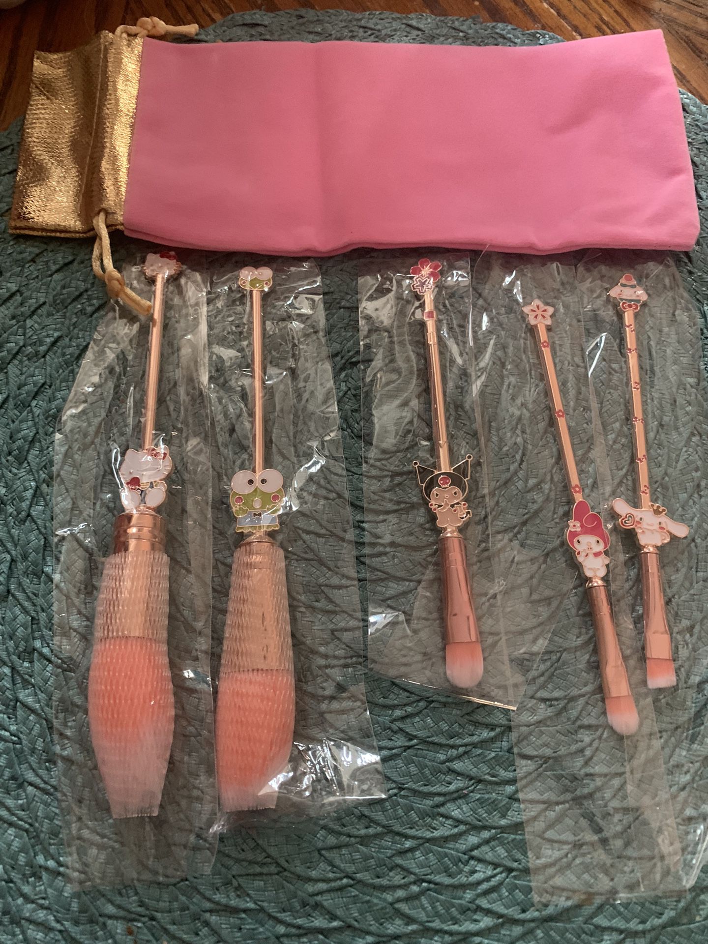 Hello Kitty Makeup Brushes Set