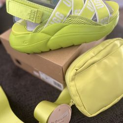  Women’s UGG cloud Sandal Sz8 Free Belt Bag Included 