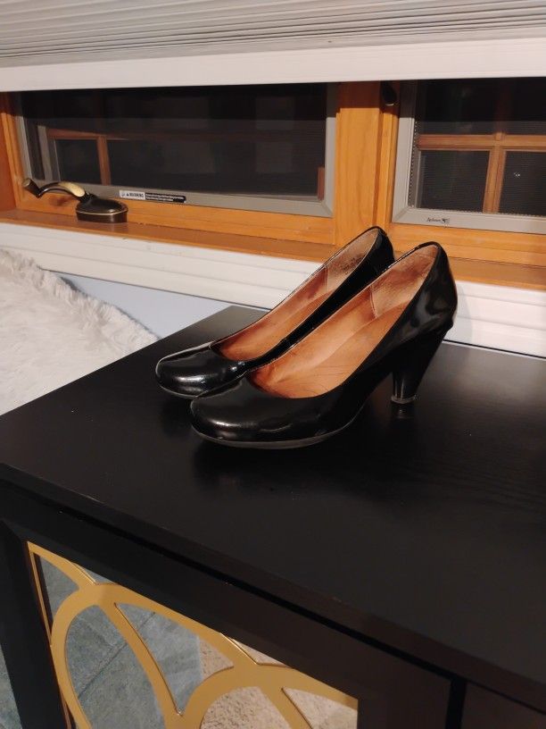 8 Woman's Black Pumps