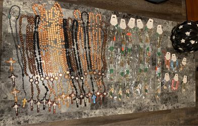 $3 cada Rosario $3 cada pulsera $3 la calabaza $1 cada cruz