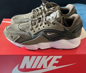NIKE HUARACHES WOMEN’S SIZES 6 & 6.5