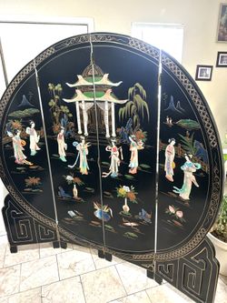 6ft  Tall Black Lacquer Round  Room Divider  Royal Ladies Excellent Condition.      No Delivery Pls 