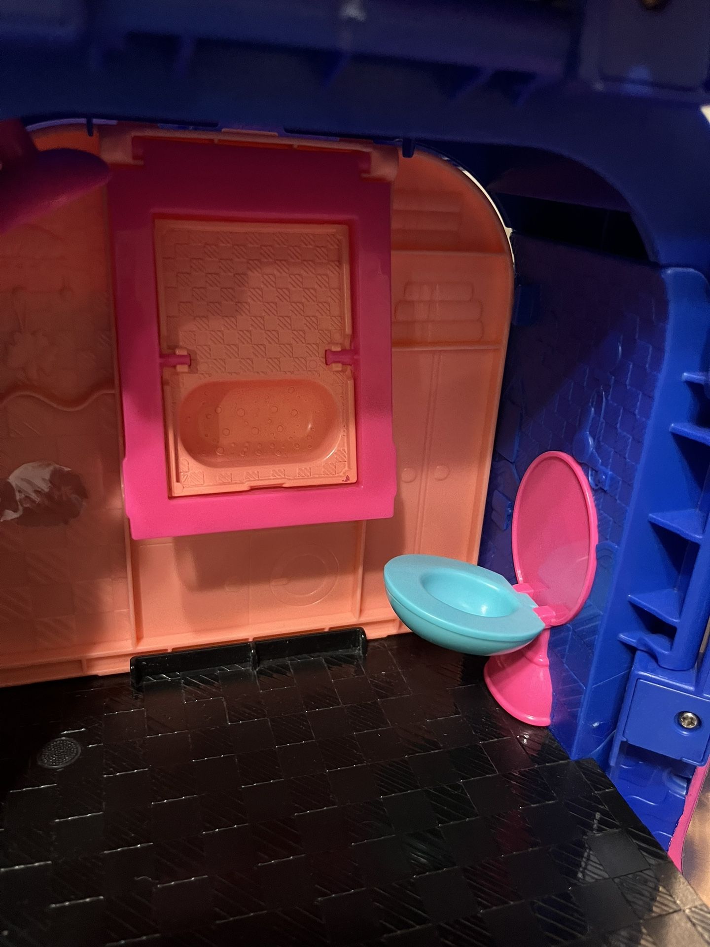 LOL Surprise OMG Glamour Camper Play Set 4 In 1 with Accesories