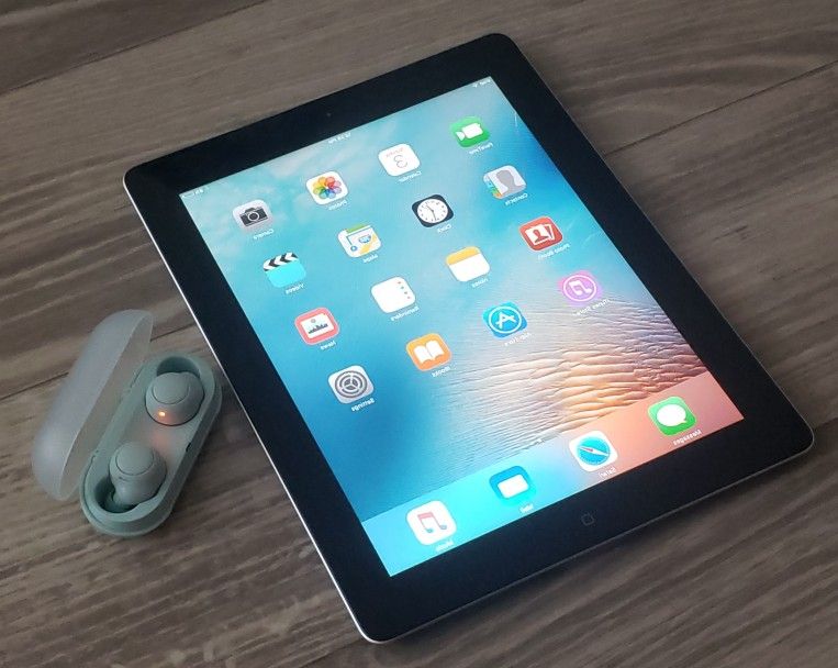 Apple IPad 1st Gen 16GB And Sony Wf-C500