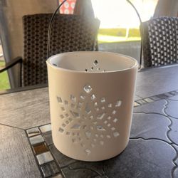 INDOOR/OUTDOOR SNOWFLAKE CUTOUT LANTERN