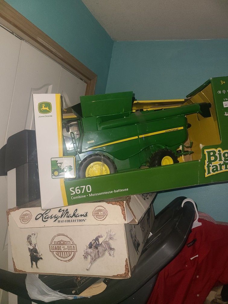 S670 John Deere Combine Toy