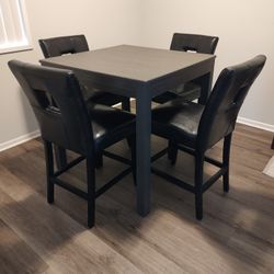 !Dining Table + 4 Chairs – Great Condition!