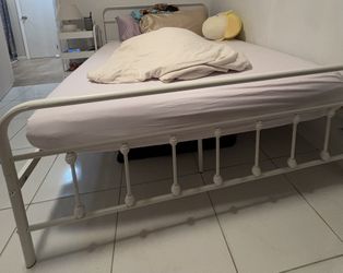 Queen Size Memory Foam Mattress & Bed Frame 