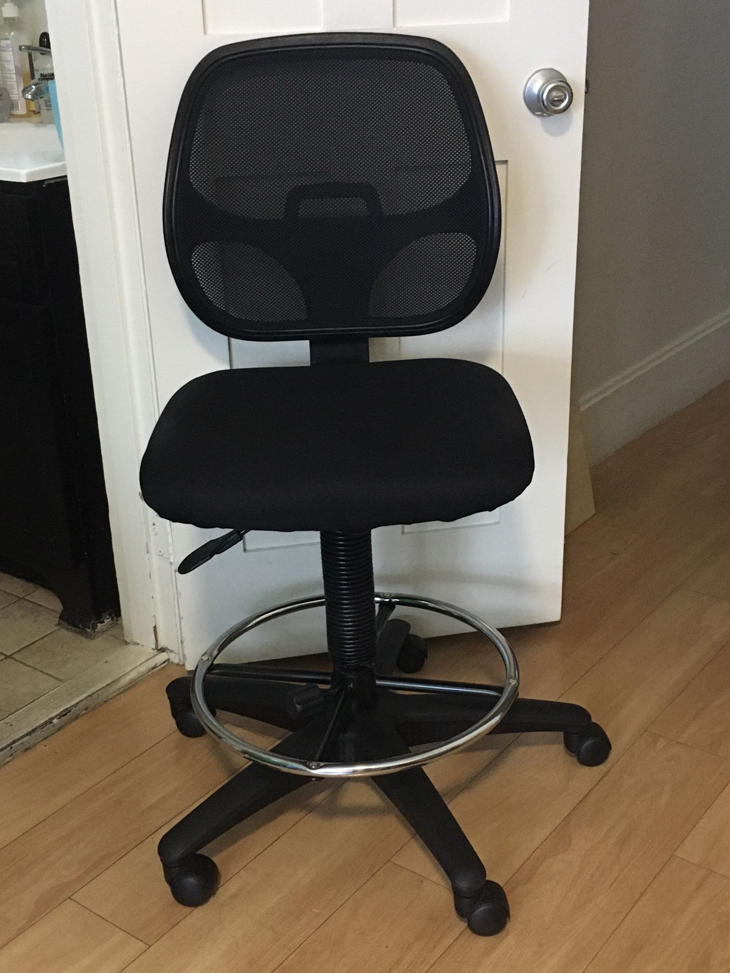 Moving chair. It can adjust the height. Good quality.,