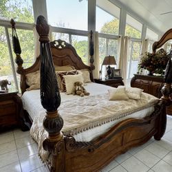 Gorgeous! Michael Amini /Aico King Size Bedroom Set