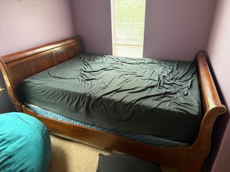 Queen size sleigh bed