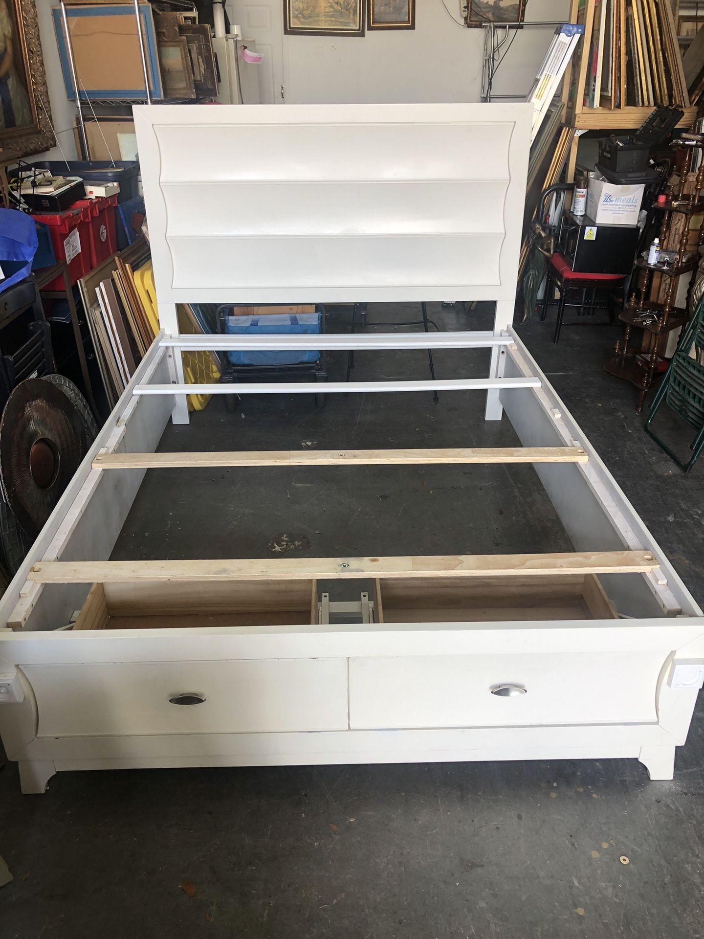 Wooden Queen Bed With Two Drawers.Cama Queen De Madera Con Dos Gavetas