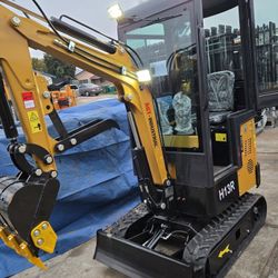 Agt 1-TON, MINI EXCAVATOR W/ ENCLOSED CAB GAS ENGINE