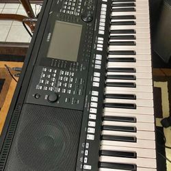 Yamaha PSR 775