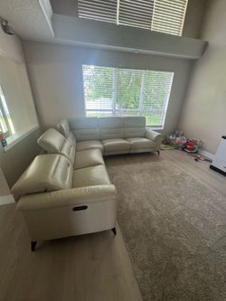Brand new reclining leather couch amazing condition