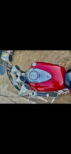 Moto color rojo, año 2006, Yamaha Road Star Silverado