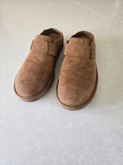 🤎 UGG Clogs - Women's Size 7 - Like New! 🤎
Pretty much brand new! Only worn a couple of times