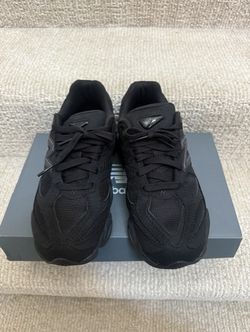 New Balance 9060 Triple Black – Women’s 7 / 5.5Y