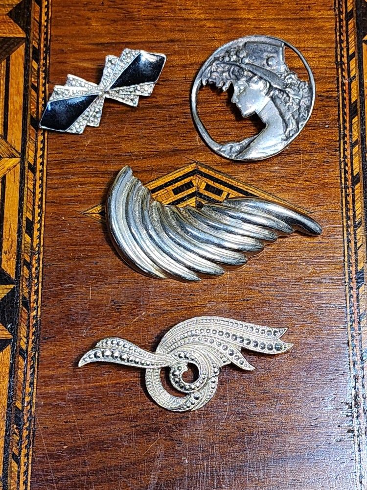 Vintage Art Deco Style Brooch Set
