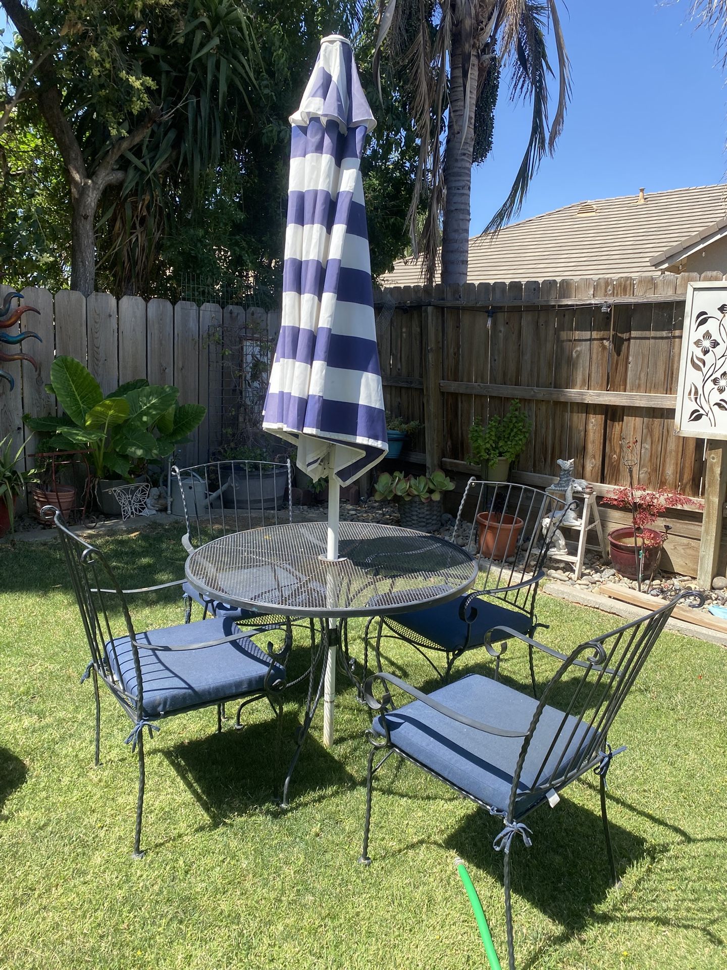 Metal Table 4 Chairs 