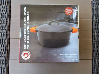 5 quart cast iron Dutch oven with silicone handles and lid