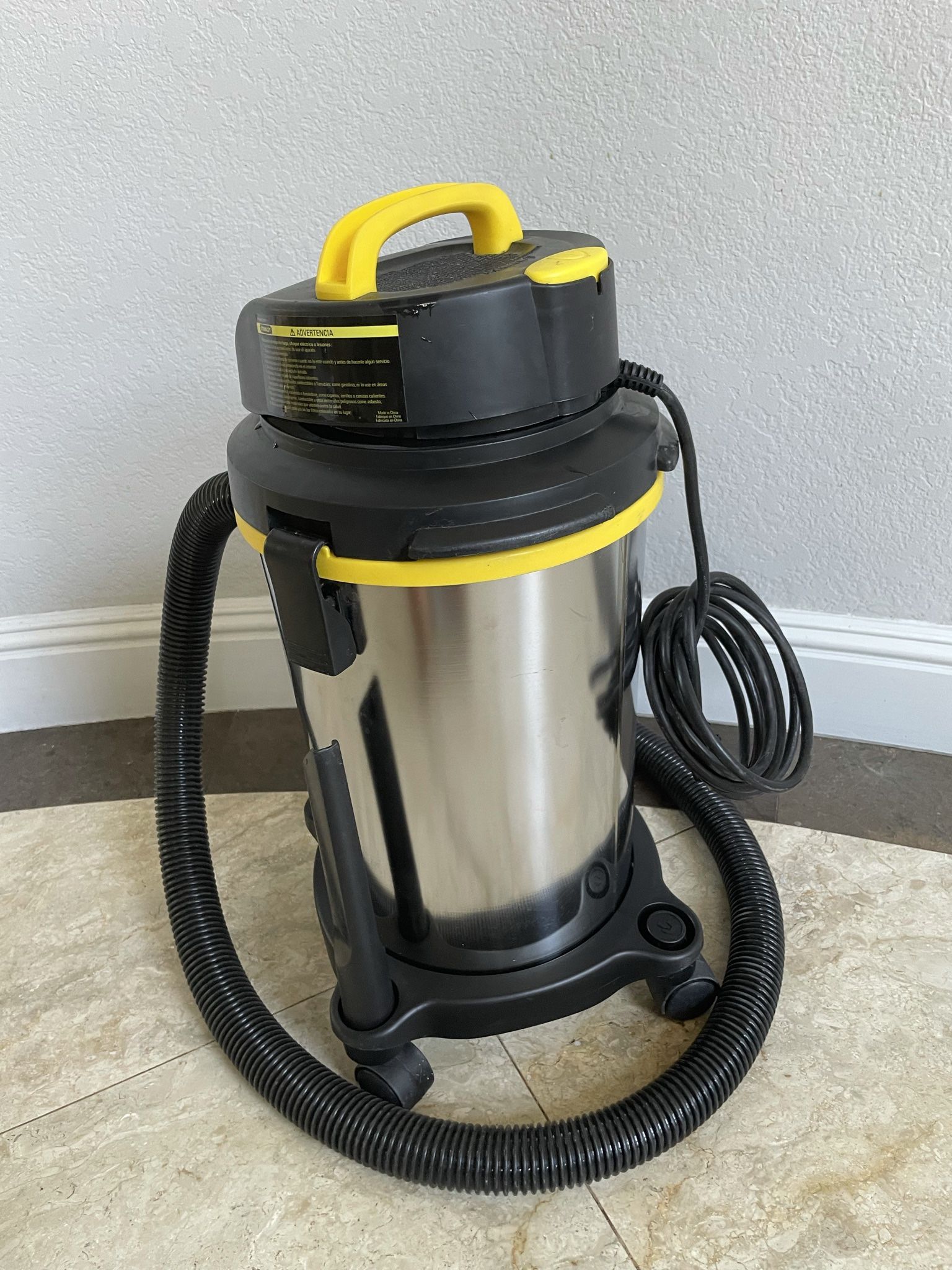 Stanley  2.8 Hp Wet And Dry Vacuum Cleaner 